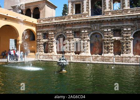 Fuente de novedad y piscina en el jardín Castillo de los Reyes, Sevilla, provincia de Sevilla, Andalucía, España, Europa. Foto de stock