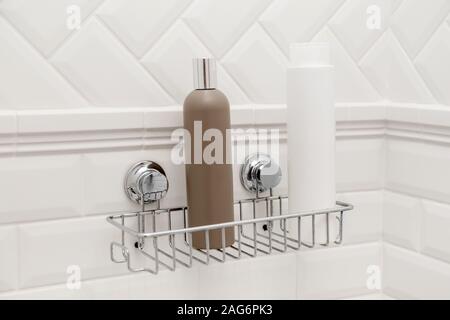 Botellas de tocador de baño compacto en ventosas de estantería, fijación en  pared de azulejos sin perforar Fotografía de stock - Alamy