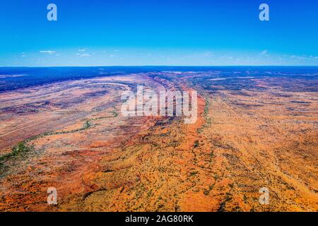 Vista aérea de Kings Canyon y los alrededores de George Gill Ranges en el remoto dentro del territorio del norte de Australia central. Foto de stock