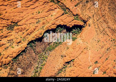 Alta Vista aérea de Kings Canyon y los alrededores de George Gill Ranges en el remoto dentro del territorio del norte de Australia central. Foto de stock