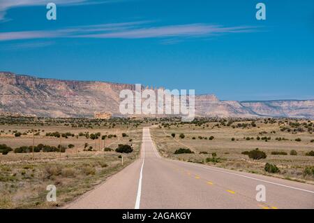 Indian Route 59 pasando por la Reservación Navajo y vinculando la Highway 160 hasta la Highway 191, Arizona, EE.UU. Foto de stock