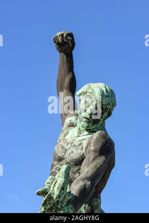 BUDAPEST, HUNGRÍA - Marzo 2019: la antigua estatua en Monte Gellért en Budapest, cerca de la estatua de la libertad o la libertad
