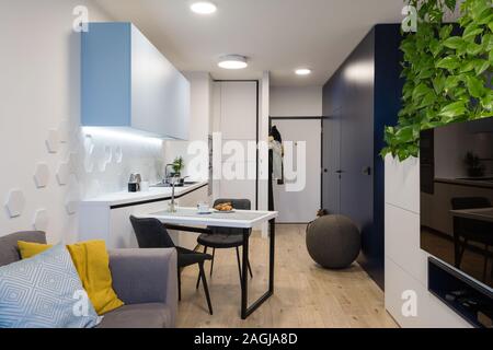 Interior moderno de pequeño apartamento