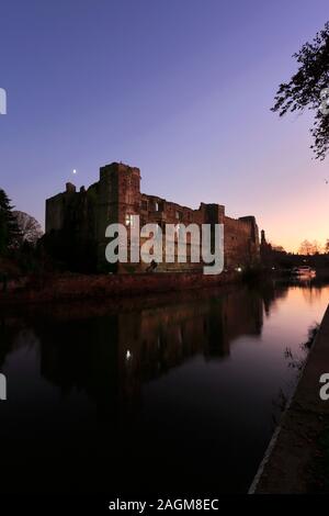 Ver el atardecer sobre las ruinas del castillo de Newark, Newark en Trento, Nottinghamshire, Inglaterra, Gran Bretaña, REINO UNIDO Foto de stock