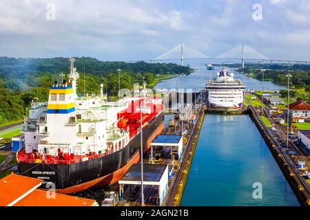 Canal de Panamá, Panamá, 7 de diciembre de 2019: un barco de carga entrando en las Esclusas de Miraflores del Canal de Panamá Foto de stock