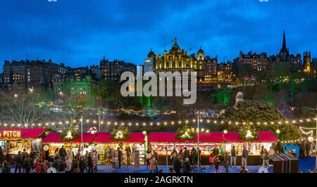 Vista de Edimburgo, Mercado de Navidad en el oeste de los jardines de Princes Street y el horizonte de la ciudad hacia el casco antiguo de Edimburgo, Escocia, Reino Unido