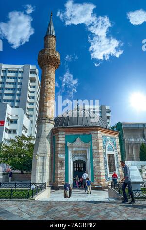 Vista exterior de la mezquita Yali Camii en la plaza Konak Esmirna Foto de stock