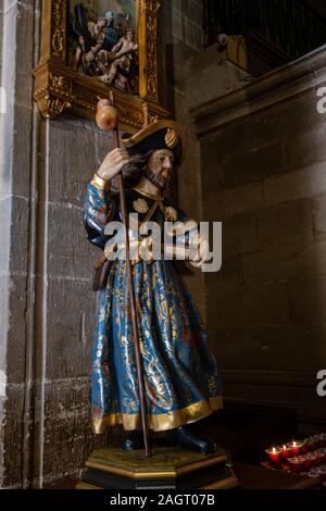 Santiago peregrino, talla en madera, siglo XXI, la iglesia de Santa María de la Asunción, Navarrete, La Rioja, España. Foto de stock