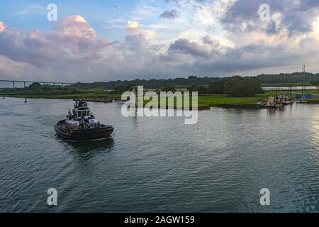 Entrando en el Canal de Panamá Foto de stock