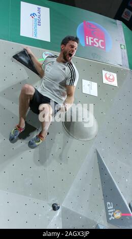 TOULOUSE, Francia - 28 NOV 2019: Jernej Kruder durante el hombre de trepar rocas calificación de la escalada deportiva Torneo Preolimpico combinado en Toulouse, Francia (Crédito de la foto: Mickael Chavet) Foto de stock