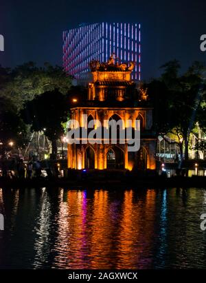 Torre de la tortuga o Thap Rua con reflejos en el Lago Hoan Kiem en la noche, Hanoi, Vietnam, Sudeste de Asia Foto de stock