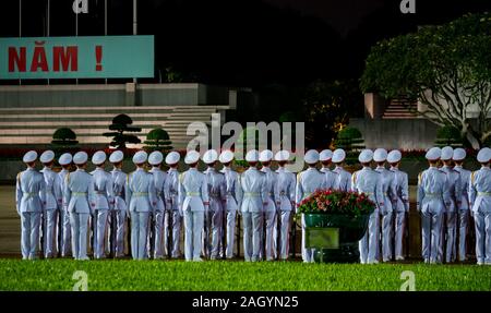 La noche ceremonia de cambio de guardia, el Mausoleo de Ho Chi Minh, la Plaza Ba Dinh, Hanoi, Vietnam, Asia Foto de stock