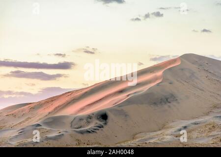 Luz dorada en Kelso Dunas al atardecer en el desierto de Mojave, el Mojave National Preserve, California, EE.UU.