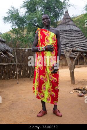Tribu Larim hombre con grandes abalorios pulseras, Boya montañas Imatong, Sudán del Sur Foto de stock