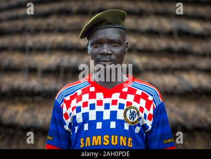 Retrato de un ex soldado de la tribu Larim vistiendo una camiseta de fútbol del Chelsea, Boya montañas Imatong, Sudán del Sur Foto de stock