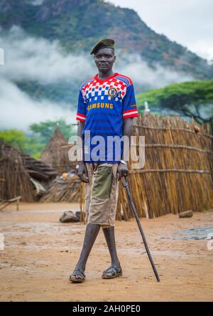 Retrato de un ex soldado de la tribu Larim vistiendo una camiseta de fútbol del Chelsea, Boya montañas Imatong, Sudán del Sur Foto de stock