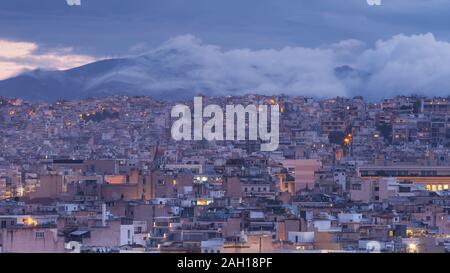 Vista del centro de Atenas y de montaña Penteli Areópago hill. Foto de stock