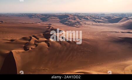 La forma de las dunas de arena en el desierto de LUT Foto de stock