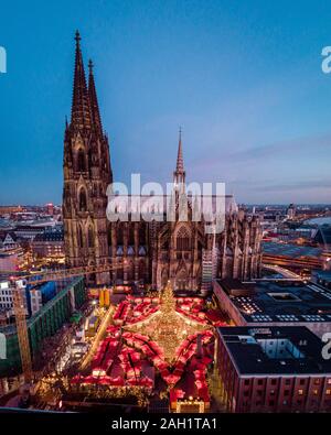 Mercado De Navidad De Colonia Alemania Antena Drone Vistas De Colonia Rio Rin En Alemania Fotografia De Stock Alamy