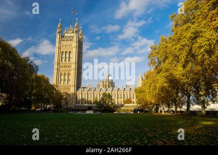 El Palacio de Westminster, con victoria de la torre a la izquierda, es uno de los símbolos de Londres. En el primer plano, hay jardines públicos.