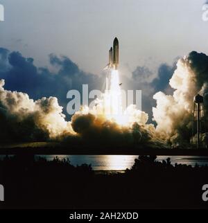 STS-49, el primer vuelo del orbitador del Transbordador Espacial Endeavour, despega desde la plataforma de lanzamiento 39B el 7 de mayo, 1992 a las 6:40 PM CDT.