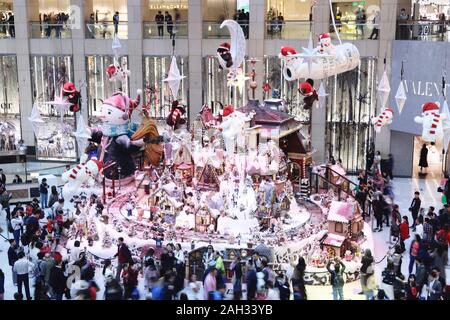 Hong Kong, China. El 24 de diciembre, 2019. Presentación anual de Navidad se presenta en el edificio más destacado galería comercial en vísperas de Navidad en el centro, la Isla de Hong Kong. Después de 6 meses de persistentes disturbios civiles, la ciudad ha vuelto a atraer muchos compradores de nuevo en las galerías de compras en la víspera de Navidad.Dec 24, 2019 Hong Kong.ZUMA/Liau Chung-ren Crédito: Liau Chung-ren/Zuma alambre/Alamy Live News