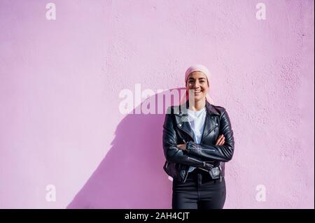 Retrato de mujer con pañuelo rosa, tiene cáncer Foto de stock