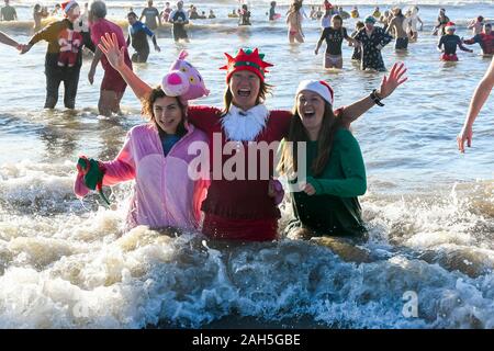 Charmouth, en Dorset, Reino Unido. 25 de diciembre de 2019. Cientos de juerguistas en Fancy Dress participar en el día de Navidad anual nadar en Charmouth beach en Dorset, en ayuda de la RNLI. Crédito de la imagen: Graham Hunt/Alamy Live News Foto de stock
