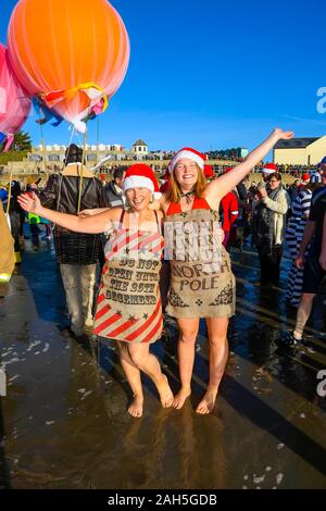 Charmouth, en Dorset, Reino Unido. 25 de diciembre de 2019. Cientos de juerguistas en Fancy Dress participar en el día de Navidad anual nadar en Charmouth beach en Dorset, en ayuda de la RNLI. Crédito de la imagen: Graham Hunt/Alamy Live News Foto de stock