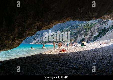 Cefalonia, Grecia - El 21 de agosto de 2019: Myrtos Beach vista desde el interior de la cueva Foto de stock
