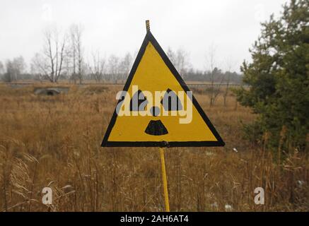 Kiev, Ucrania. 25 dic, 2019. Un signo de radiación es visto en la zona de exclusión de Chernobyl, Ucrania, el 25 de diciembre de 2019. El desastre de Chernobyl fue un accidente nuclear en el reactor nuclear 4 en la planta nuclear de Chernobyl, cerca de la ciudad de Pripyat, el sábado 26 de abril de 1986. Crédito: Serg Glovny/Zuma alambre/Alamy Live News Foto de stock