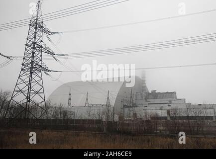 Kiev, Ucrania. 25 dic, 2019. El nuevo confinamiento es visto más sigue siendo la unidad 4 de la central nuclear de Chernobyl, Ucrania, el 25 de diciembre de 2019. El desastre de Chernobyl fue un accidente nuclear en el reactor nuclear 4 en la planta nuclear de Chernobyl, cerca de la ciudad de Pripyat, el sábado 26 de abril de 1986. Crédito: Serg Glovny/Zuma alambre/Alamy Live News Foto de stock