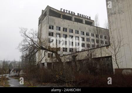 Kiev, Ucrania. 25 dic, 2019. Una vista del pueblo abandonado Pripyat, a unos 3 km de la planta nuclear de Chernobyl, Ucrania, el 25 de diciembre de 2019. El desastre de Chernobyl fue un accidente nuclear en el reactor nuclear 4 en la planta nuclear de Chernobyl, cerca de la ciudad de Pripyat, el sábado 26 de abril de 1986. Crédito: Serg Glovny/Zuma alambre/Alamy Live News Foto de stock