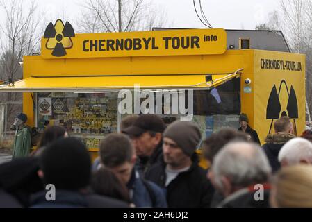 Kiev, Ucrania. 25 dic, 2019. Visitantes esperan en Dytyatki Check Point en la entrada de la zona de exclusión de Chernobyl en Ucrania, el 25 de diciembre de 2019. El desastre de Chernobyl fue un accidente nuclear en el reactor nuclear 4 en la planta nuclear de Chernobyl, cerca de la ciudad de Pripyat, el sábado 26 de abril de 1986. Crédito: Serg Glovny/Zuma alambre/Alamy Live News Foto de stock