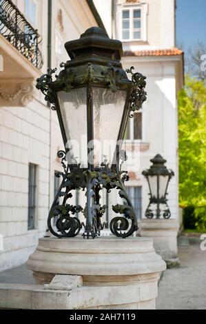 Grandes faroles en Radziwiłł's Palace en Nieborów exterior en Polonia, Europa, dos lámparas de decoración floral en frente de la entrada del palacio. Foto de stock