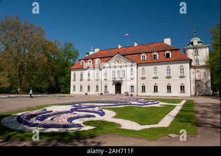 Nieborów Radziwiłł's Palace en exterior en Polonia, Europa, edificio fuera vistas al jardín barroco ornamental, visitando los viajes turísticos. Foto de stock