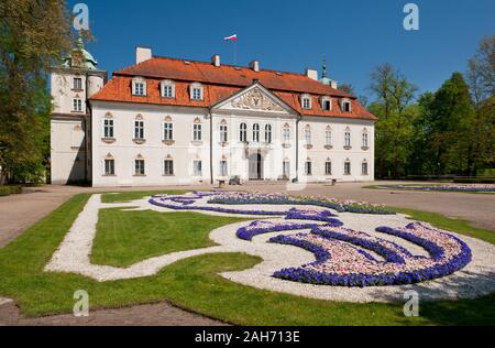 En vista del Palacio Radziwiłł en Nieborów exterior en Polonia, Europa, edificio fuera vistas al jardín barroco ornamental, visitando lugares turísticos. Foto de stock