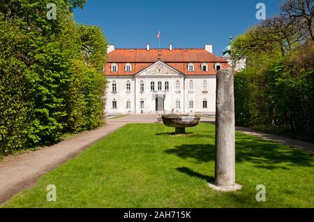Columna en el jardín barroco en Nieborów en Polonia, Europa Radziwiłł's Palace a través del amplio callejón vista con monumentos de jardín ornamental. Foto de stock