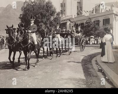Sudáfrica, el Duque y Duquesa de Connaught deje la Casa de Gobierno en un carruaje tirado por caballos. Ciudad del Cabo, noviembre de 1910, de 1910. 1995/076/1/4/1/21. Foto de stock