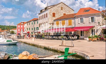 Stari Grad, Croacia - El 30 de mayo de 2016. Mostrando el waterfront bares y restaurantes del puerto marítimo ciudad de Stari Grad, en la parte norte de la isla de Hvar. Foto de stock