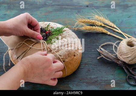 La mujer es envolver su pan de trigo entero.