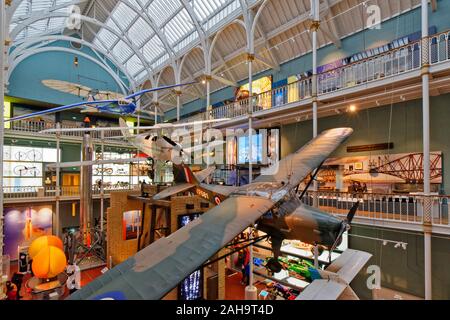 Edimburgo, el Museo Nacional de Escocia la Calle Chambers interior con aviones suspendidas del techo Foto de stock