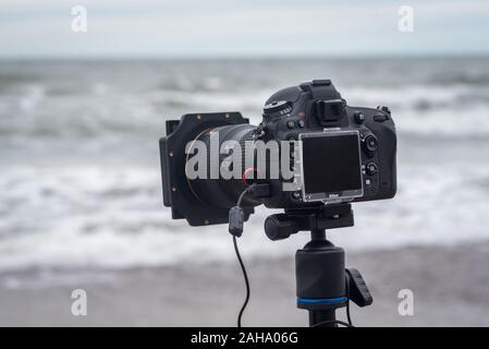 Wicie, Polonia - 31 de octubre de 2016: Nikon D610 cámara DSLR en un trípode con filtros para fotografía paisajística Foto de stock
