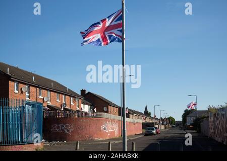 14.07.2019, Belfast, Irlanda del Norte, Gran Bretaña - parte protestante de Belfast occidental (Conway Street), de altas paredes, protegidas de la urbanización.