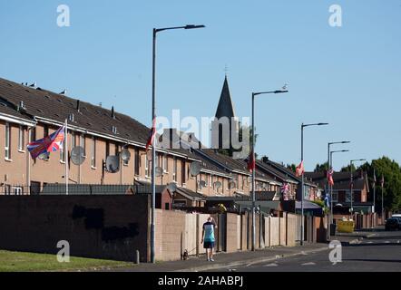 14.07.2019, Belfast, Irlanda del Norte, Gran Bretaña - parte protestante de Belfast occidental (Conway Street), zona residencial de altos muros desde el tiempo caliente