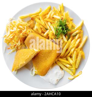 Queso frito con papas fritas, ensalada de col y salsa tártara sobre placa blanca. Aislado sobre fondo blanco.