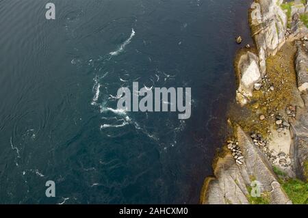 Sobre Saltstraumen mar remolinos fenómeno natural hitos en Noruega vista aérea Foto de stock