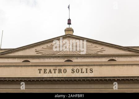 Vista de la famosa fachada Teatro Solís de Montevideo, el más antiguo, situado en la parte delantera de la Plaza Independencia, Montevideo, Uruguay. América del Sur Foto de stock