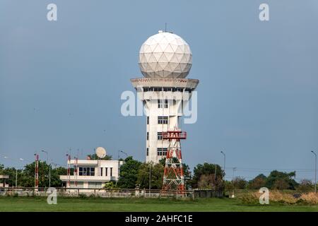 Estación de observaciones meteorológicas aeronáuticas torre esférica con antena de radar. Torre de Control con radar meteorológico en el aeropuerto, en blue sky backgrou Foto de stock