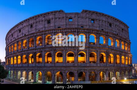 Hermosamente iluminadas del Coliseo en Roma, Italia Foto de stock